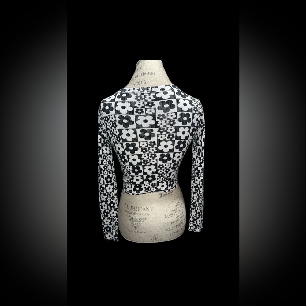 Wild Fable Black and White Floral Long Sleeve Top - Picture 2 of 2
